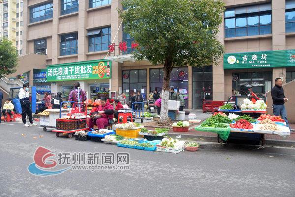 萬錦城農貿市場出現出店經營,沿街叫賣現象