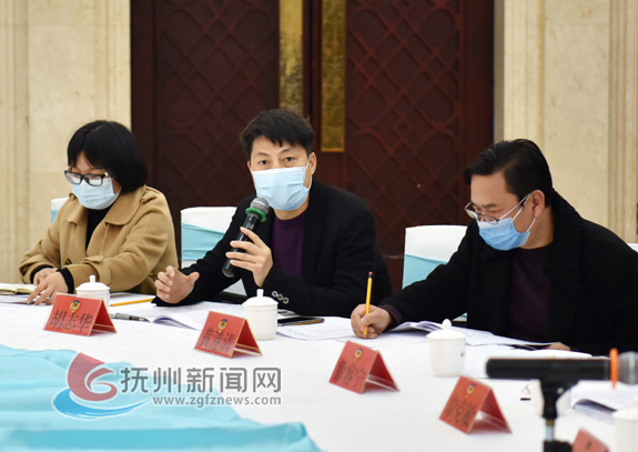 市政协委员胡志华加大医疗方面的硬件投入力度大力引进高层次医学人才