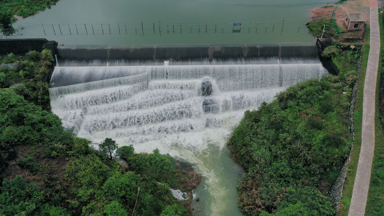 江西南丰车磨岭水库泄洪