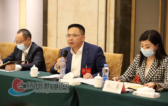 市人大代表吕新民(左二)建议,切实解决企业职工的急难愁盼问题,在职工