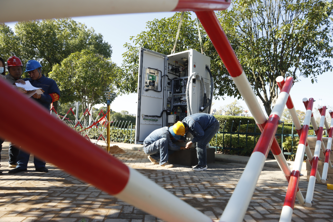 中市行政中心内早期设置的充电站施工现场,起吊机正将充电桩缓缓放置