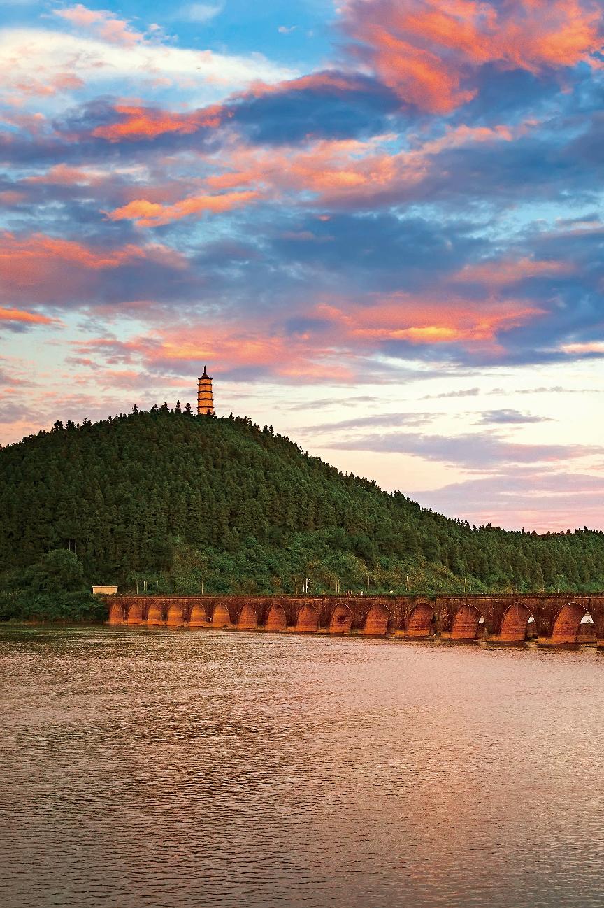 抚州南城县万年桥始建于崇祯八年(1635年),全长411米,为江西省最长的