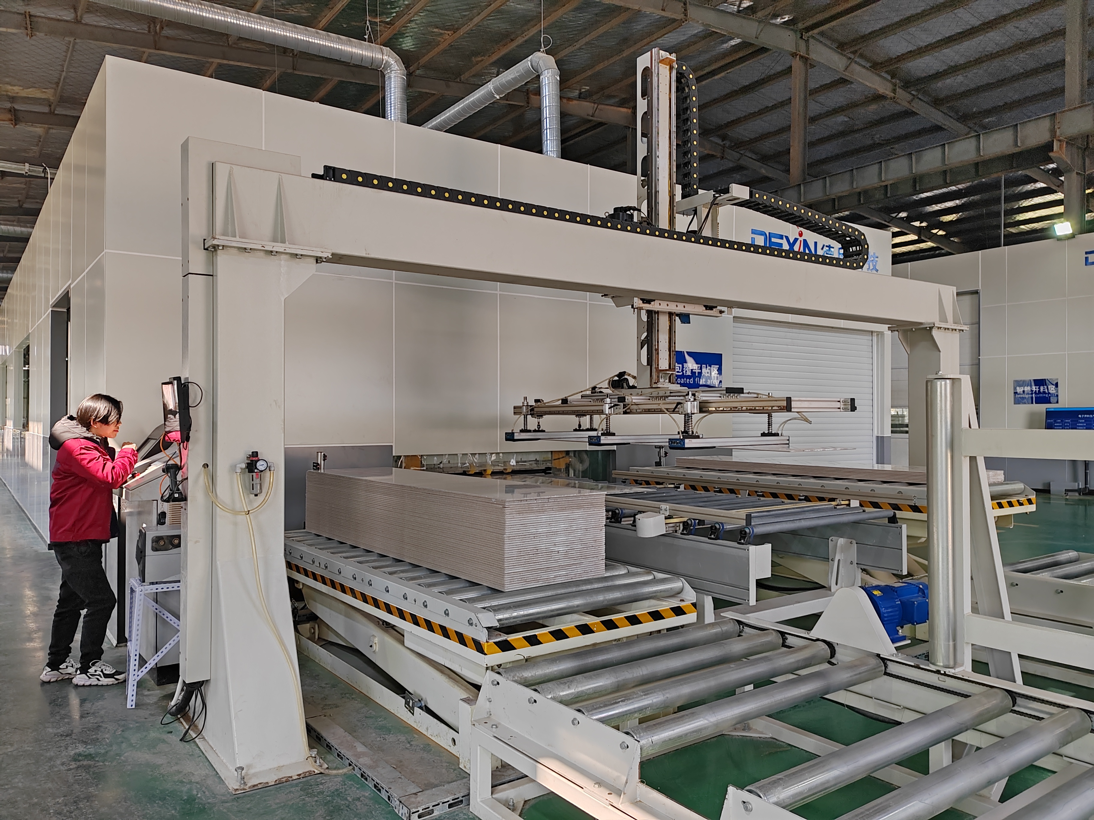 只见工人们正在紧张地进行预制构件生产作业,一片热火朝天的生产景象