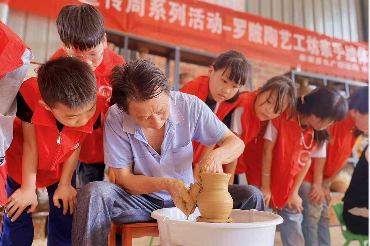 5月26日,在乐安县罗陂乡罗陂陶艺工坊,学生们正跟着市级非遗罗陂陶艺