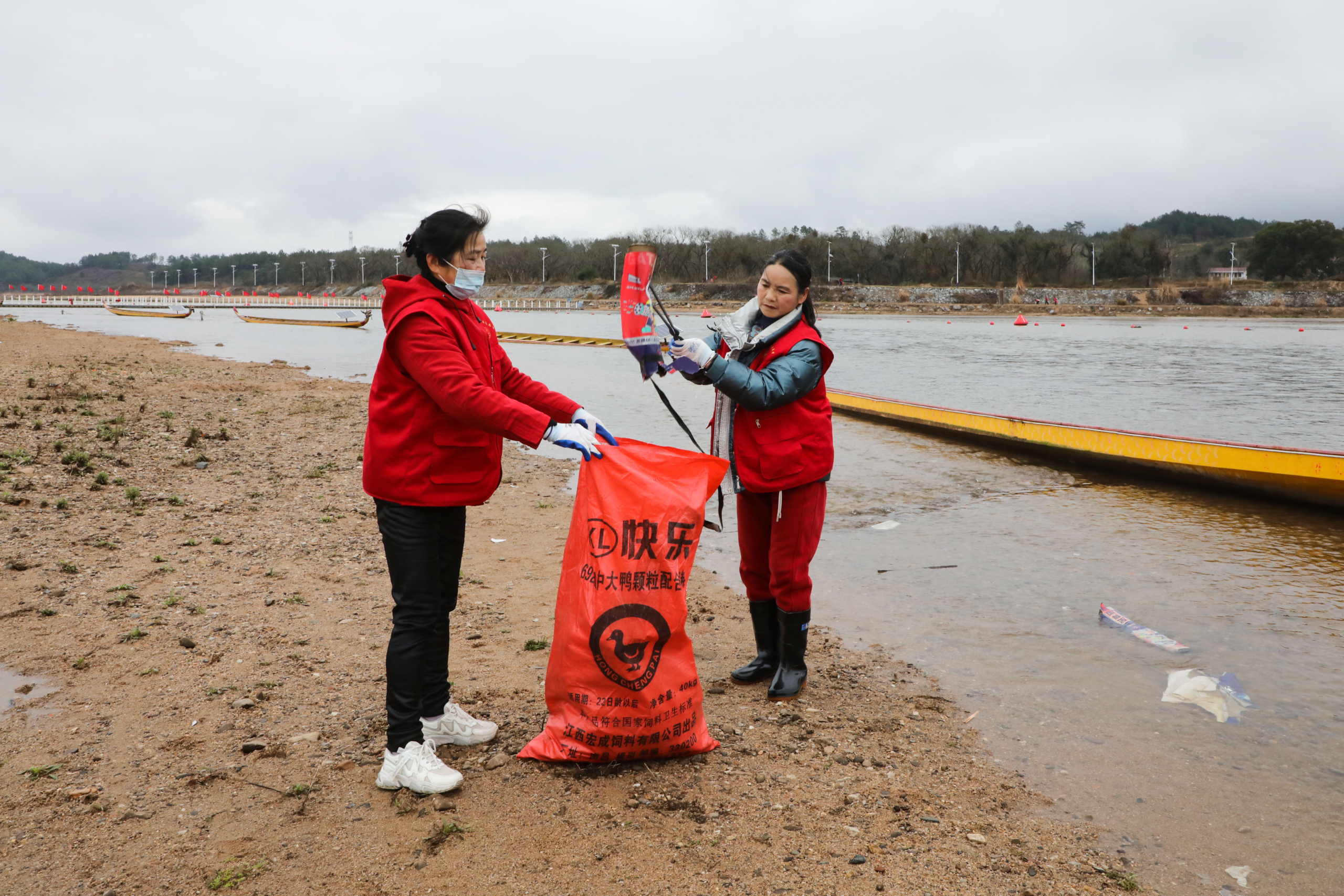 净滩环保行动守护碧海蓝天