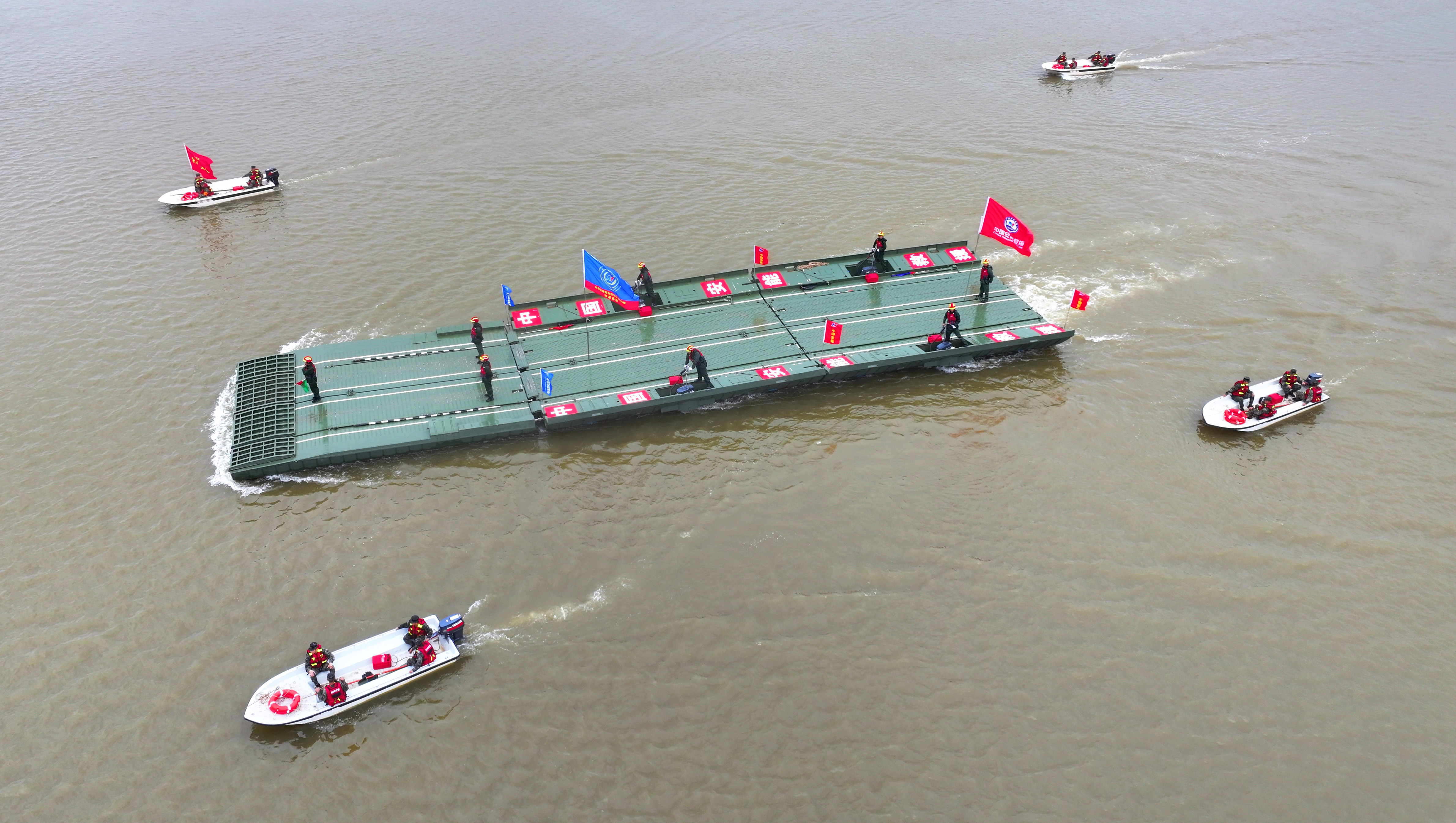 在装填沙袋观摩新型救援设备会商研判汛情应急动力舟桥转移被困群众